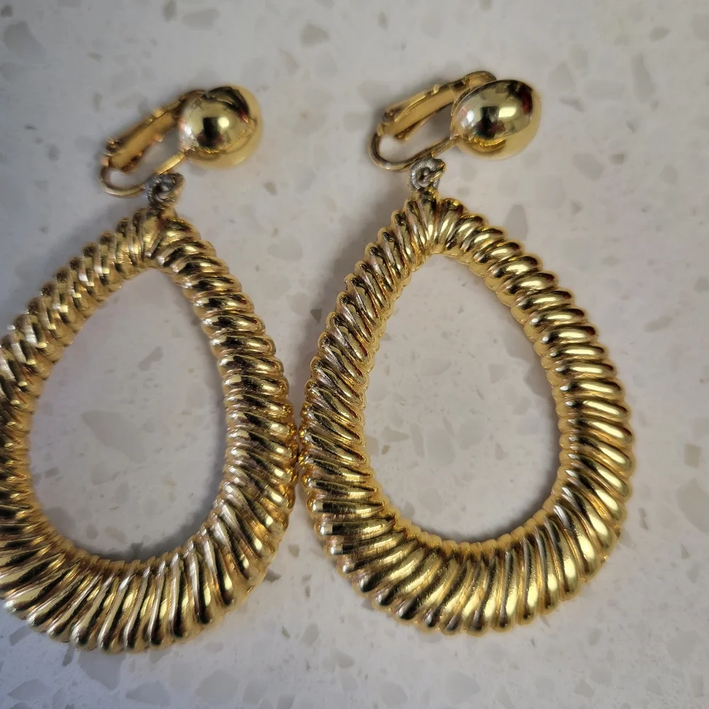 N/A or gold earrings